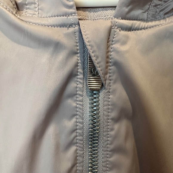 Lululemon Grey Lightweight Classic Fit Windbreaker Running Jacket - Size 10 EUC - Picture 4 of 8